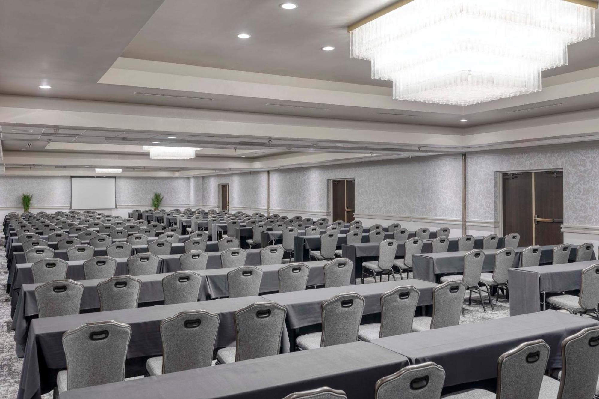 Отель Crowne Plaza Indianapolis-Airport By Ihg Экстерьер фото