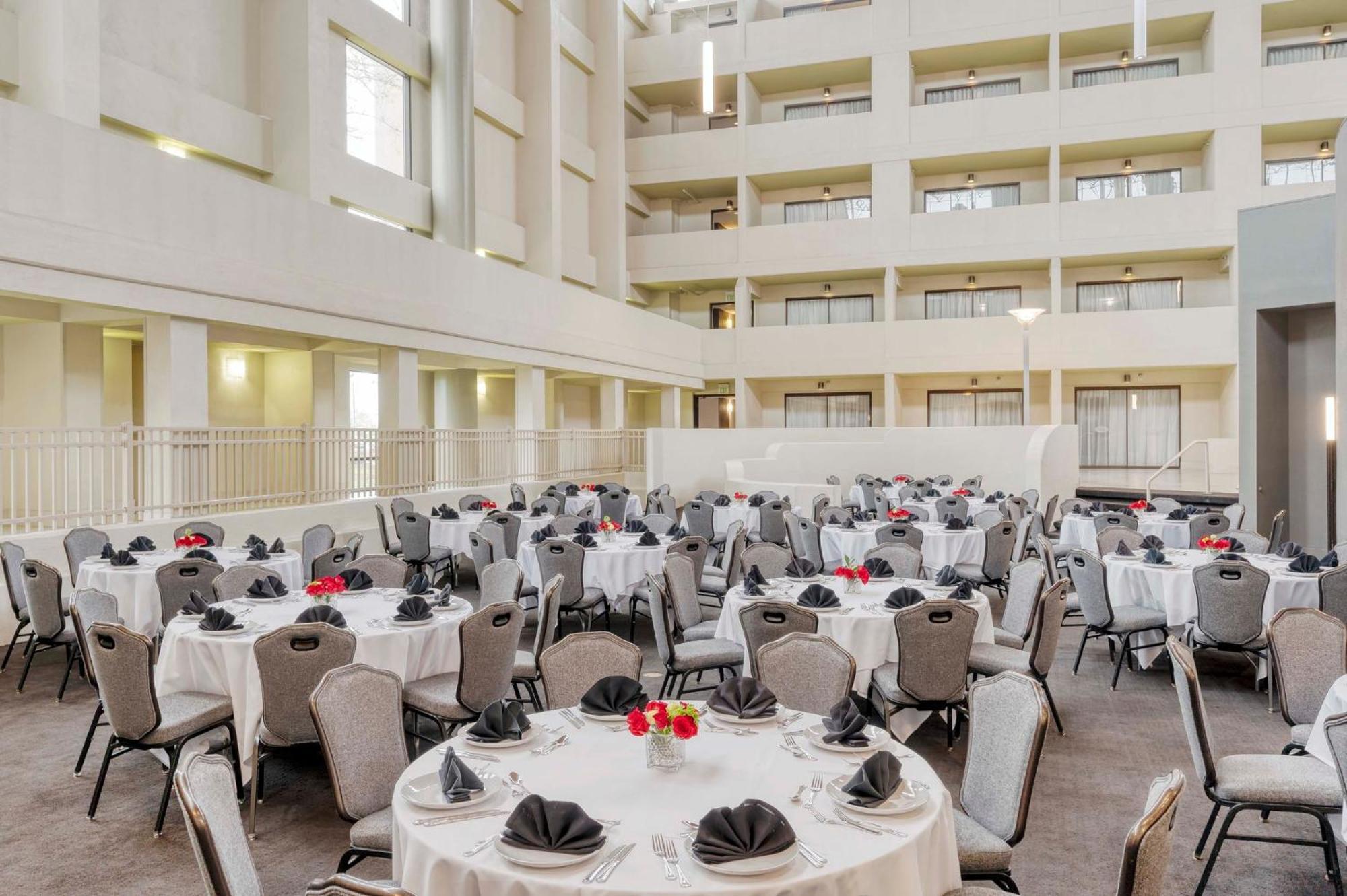 Отель Crowne Plaza Indianapolis-Airport By Ihg Экстерьер фото