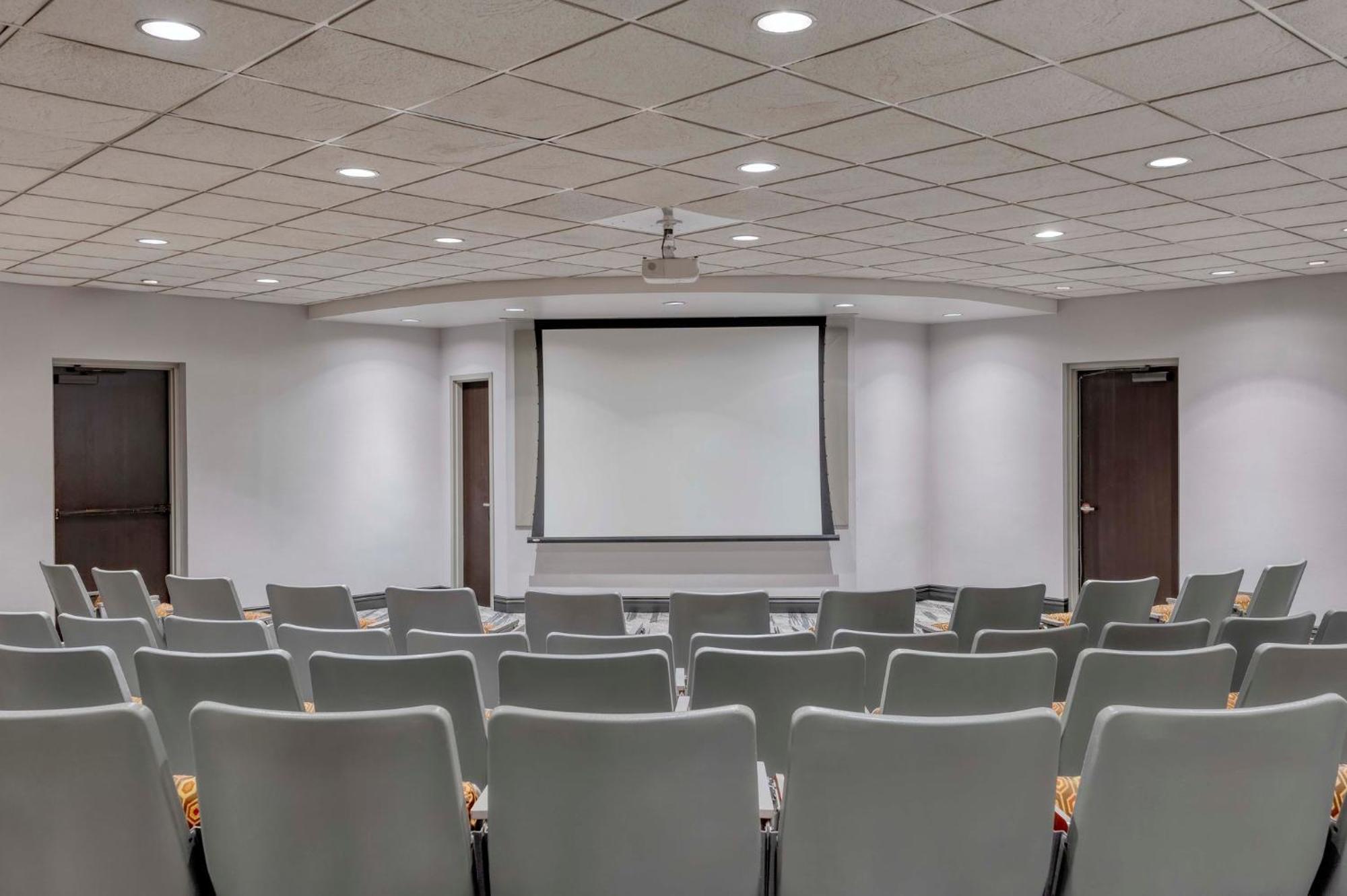 Отель Crowne Plaza Indianapolis-Airport By Ihg Экстерьер фото