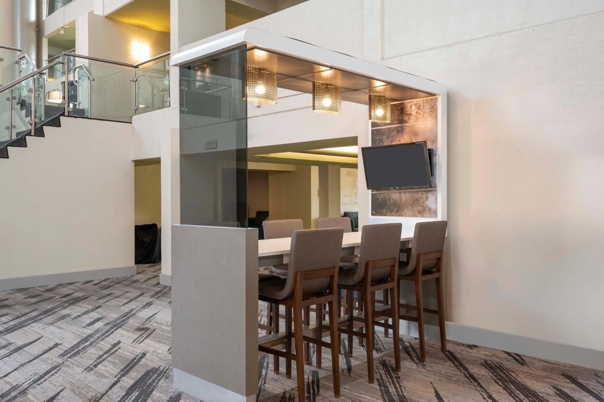 Отель Crowne Plaza Indianapolis-Airport By Ihg Экстерьер фото