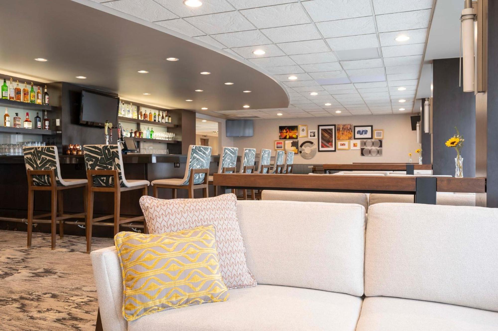 Отель Crowne Plaza Indianapolis-Airport By Ihg Экстерьер фото