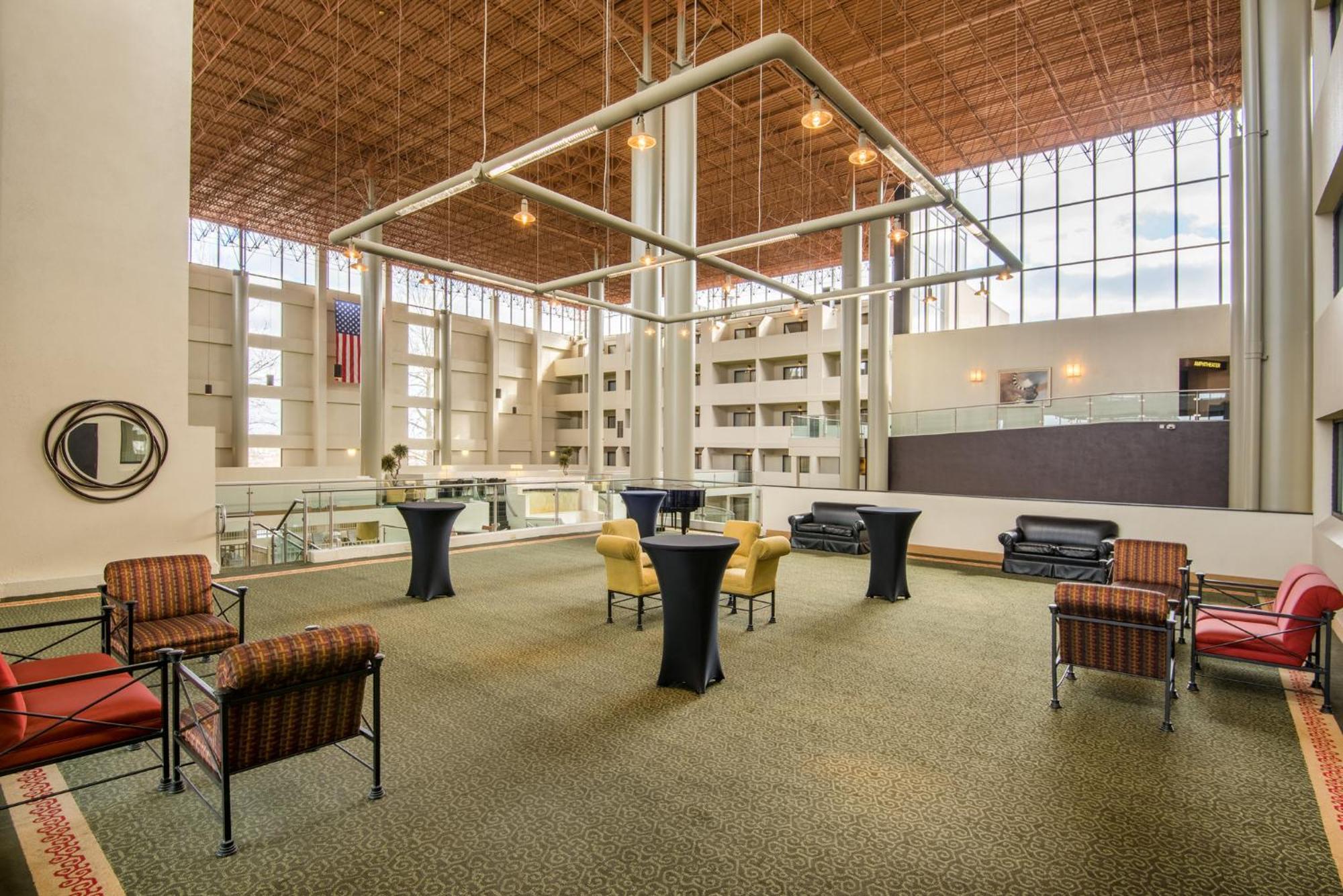 Отель Crowne Plaza Indianapolis-Airport By Ihg Экстерьер фото