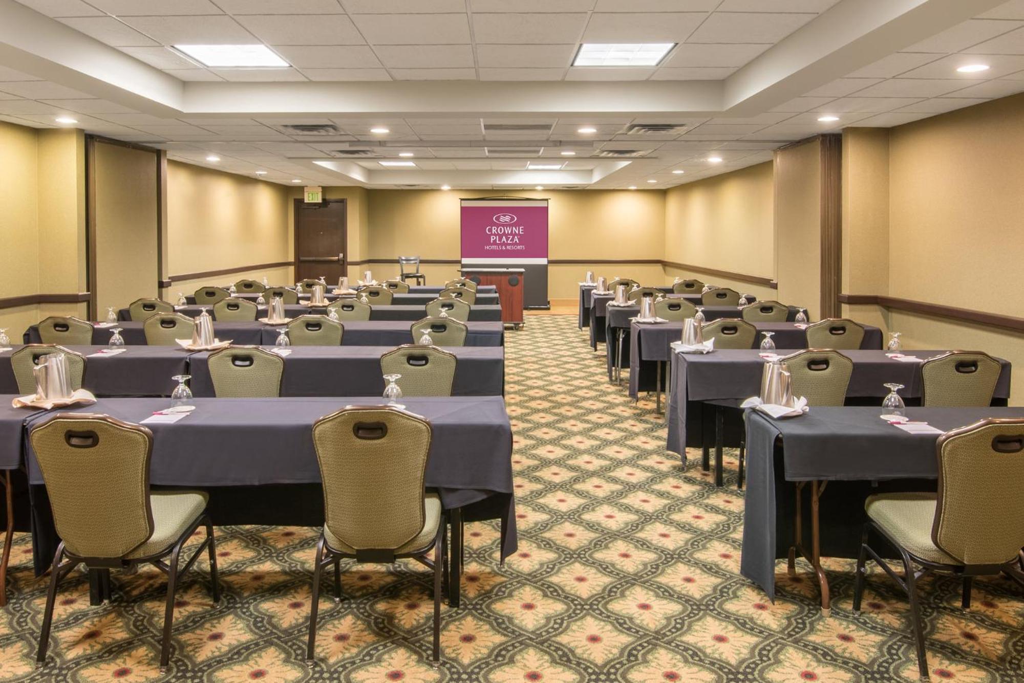 Отель Crowne Plaza Indianapolis-Airport By Ihg Экстерьер фото