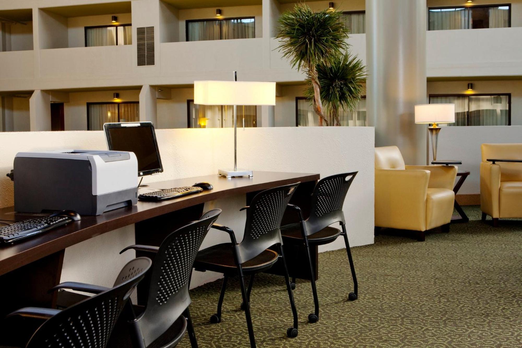 Отель Crowne Plaza Indianapolis-Airport By Ihg Экстерьер фото