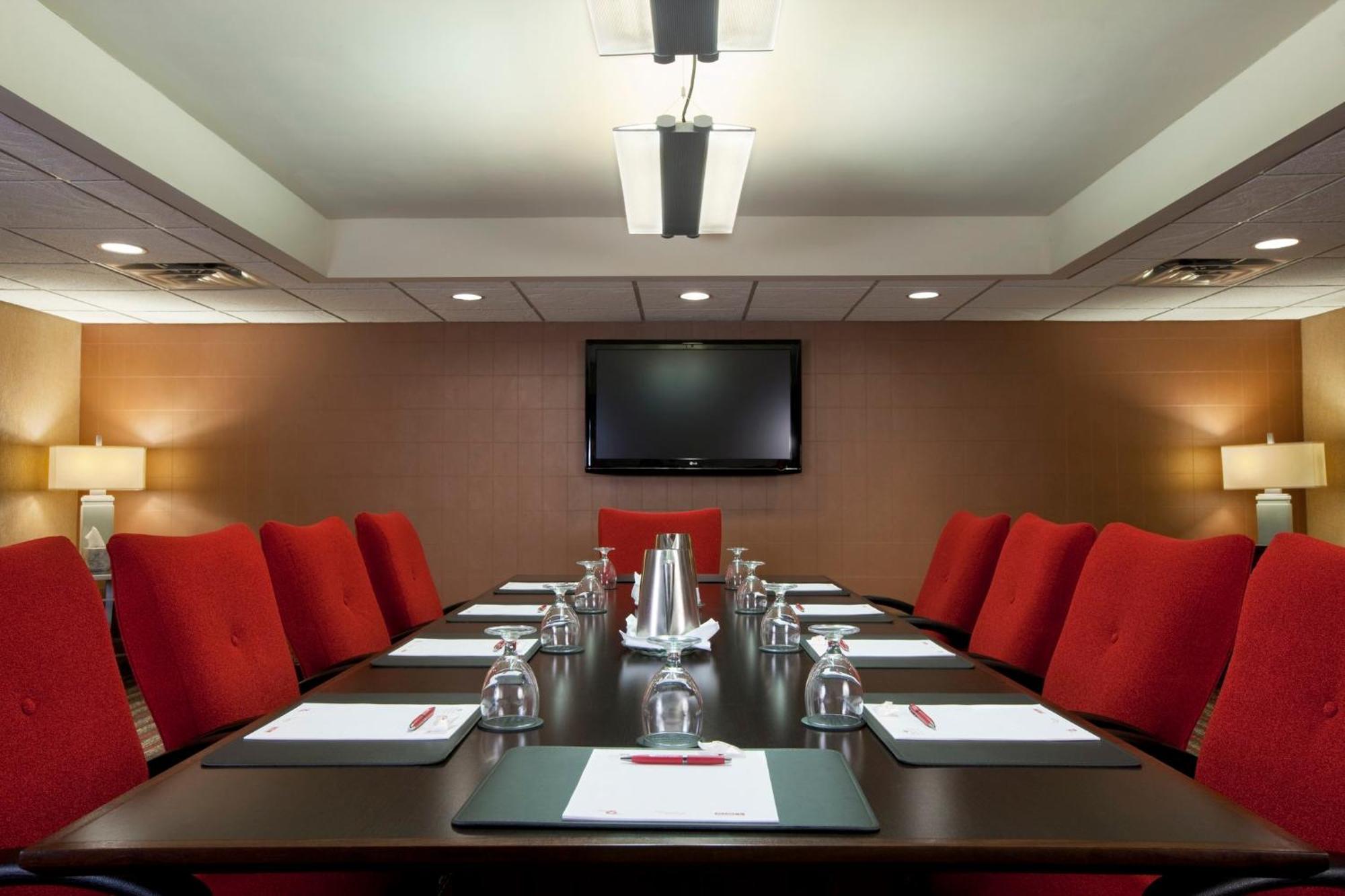 Отель Crowne Plaza Indianapolis-Airport By Ihg Экстерьер фото