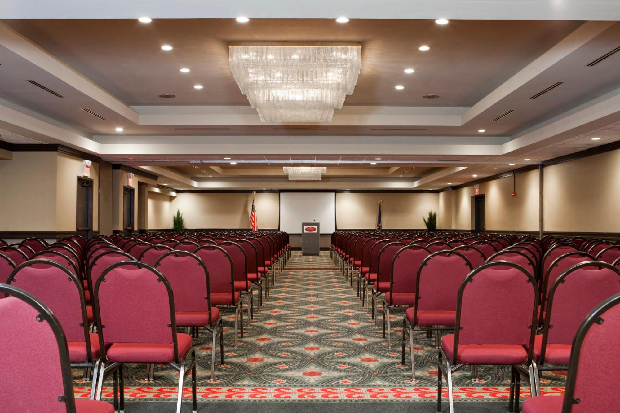 Отель Crowne Plaza Indianapolis-Airport By Ihg Экстерьер фото