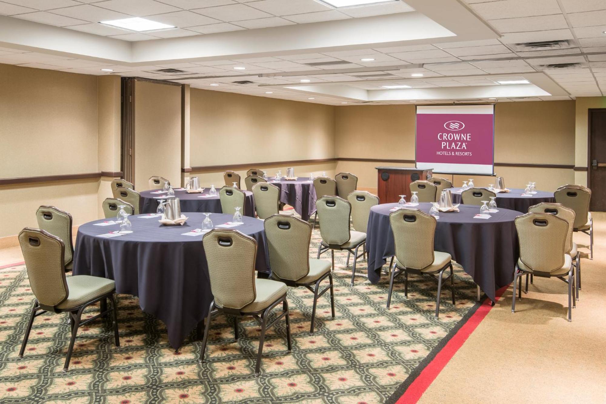 Отель Crowne Plaza Indianapolis-Airport By Ihg Экстерьер фото