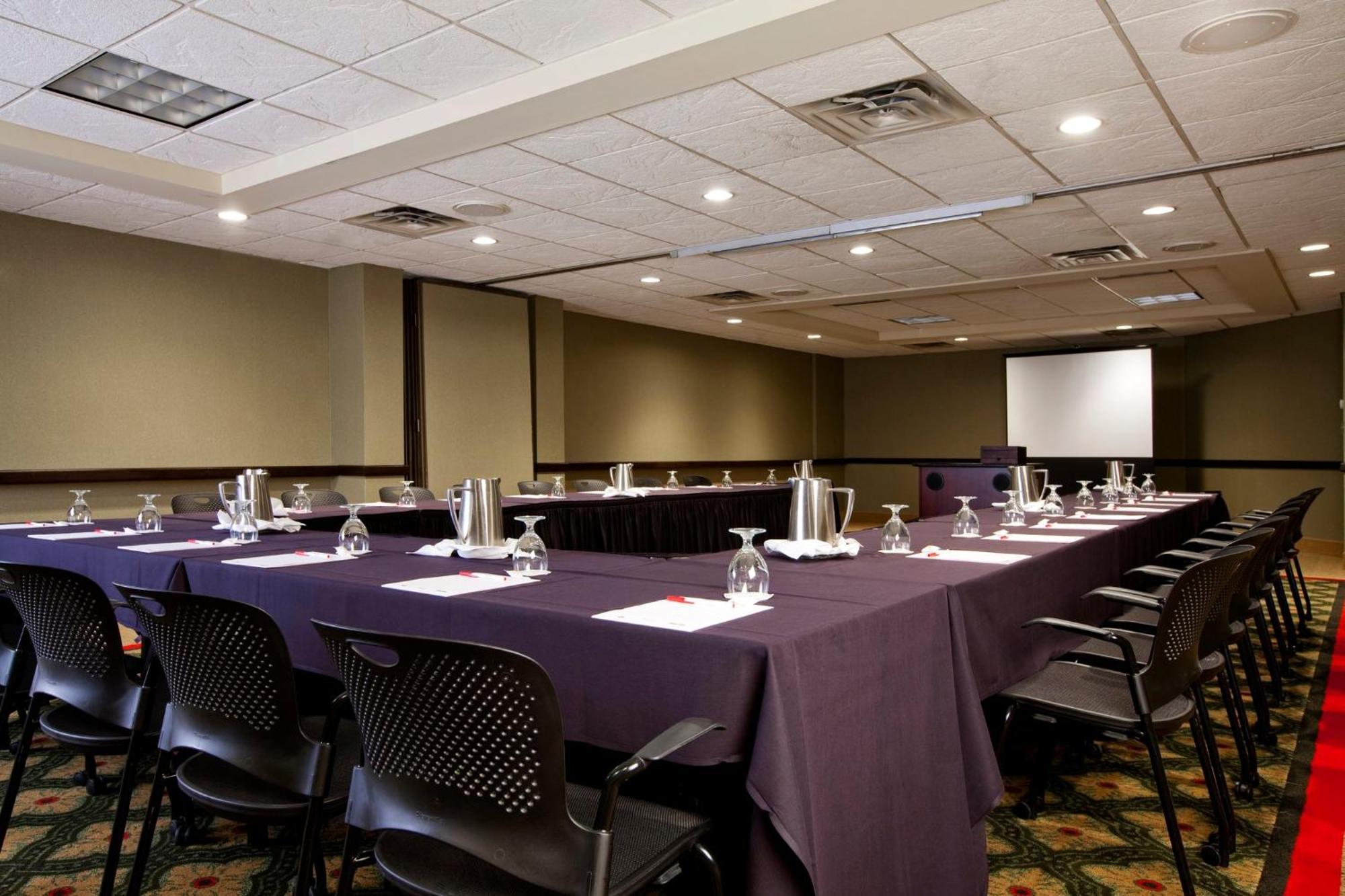 Отель Crowne Plaza Indianapolis-Airport By Ihg Экстерьер фото