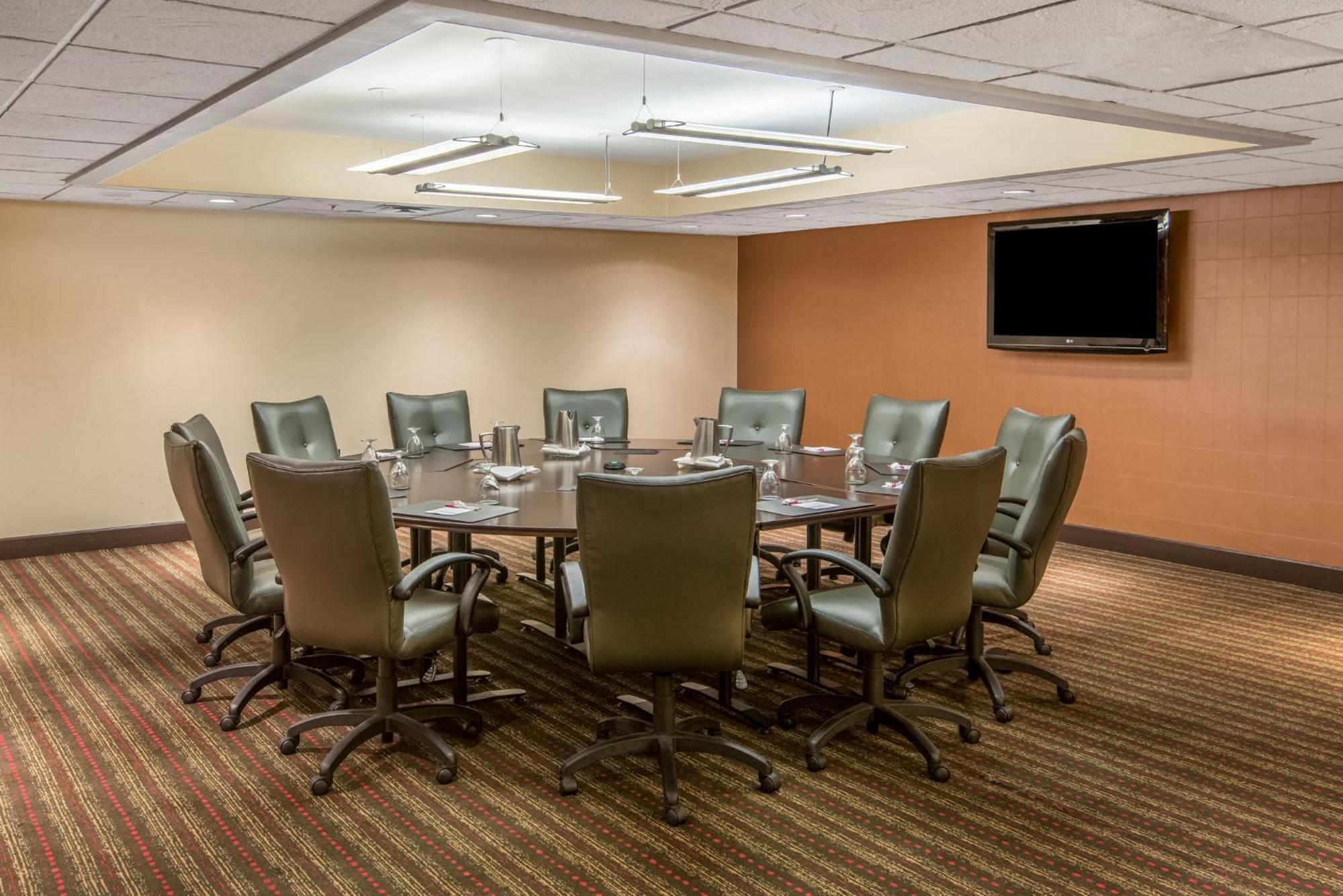 Отель Crowne Plaza Indianapolis-Airport By Ihg Экстерьер фото